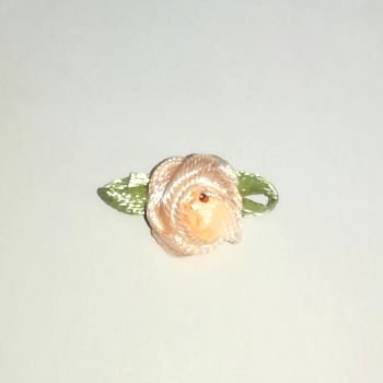 Розочка декоративная из лент 1,5см персиковая